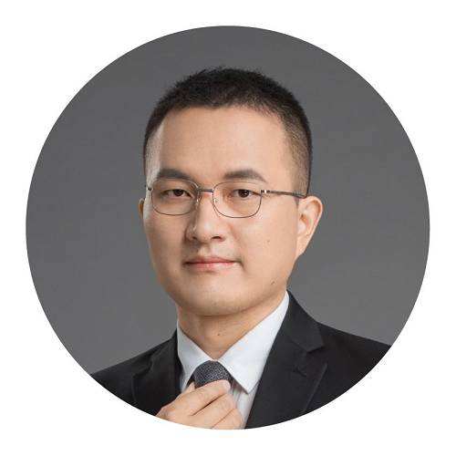 鄒傳偉萬向區塊鏈、PlatON首席經濟學家北京大學統計學學士、經濟學碩士，中國人民銀行研究生部（現清華大學五道口金融學院）經濟學博士，哈佛大學肯尼迪政府學院公共管理碩士、哈佛梅森學者，中國人民銀行副研究員（2014年授予）。鄒傳偉是前比特大陸首席經濟學家，曾供職于中央匯金公司、中國投資公司和南湖金融服務公司。他的研究領域主要包括商業銀行、固定收益證券、金融投資、風險管理、互聯網金融/金融科技和金融監管，在區塊鏈方面的代表性研究包括《泡沫與機遇――數字加密貨幣和區塊鏈金融的九個經濟學問題》和《區塊鏈能做什么、不能做什么》（中國人民銀行工作論文2018年第4號）。曾榮獲首屆“孫冶方金融創新獎”和第五屆中國軟科學獎（前沿探索獎）。