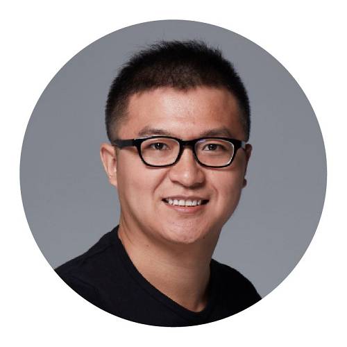 帥初Qtum量子鏈聯合創始人曾分別于2017和2019年入選《福布斯中國》及《福布斯亞洲》30位30歲以下杰出青年。帥初在中國科學院攻讀博士學位時就已投入到區塊鏈研究，曾就職于阿里巴巴，成為了中國最早的區塊鏈技術布道者之一。目前擔任全球最有影響力的區塊鏈開源平臺之一Qtum量子鏈的聯合創始人，過去7年間一直致于區塊鏈技術的發展和創新，通過技術構建全新Qtum商業生態幫助區塊鏈技術早日走向主流商業社會。帥初自2012年投身區塊鏈行業以來，作為行業內早期技術研究者與創業者，對區塊鏈底層技術以及商業應用，生態建設等都有著深刻見解，曾以區塊鏈技術專家的身份接受過諸如CGTN、CNBC、人民日報、納斯達克以及TechCrunch等全球知名主流媒體的專訪。