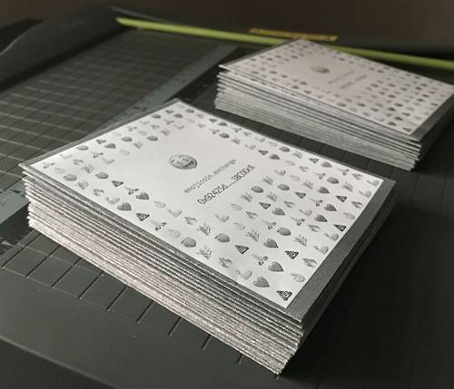 一旦你擁有了錢包，你可以選擇把這 5 美金的垃圾幣直接跟游戲里的一個官方銀行兌成 xDai 提現走人，也可以選擇用這 5 美金的垃圾幣去買賣表情包，嘗試賺到更多的錢。每個帳戶最多可以通過買賣垃圾幣從官方銀行里套現 100 美元的 xDai。