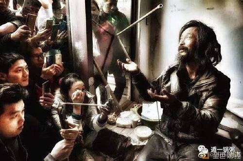 撿了26年垃圾，默默無聞的流浪漢，一朝爆紅，八方來朝！